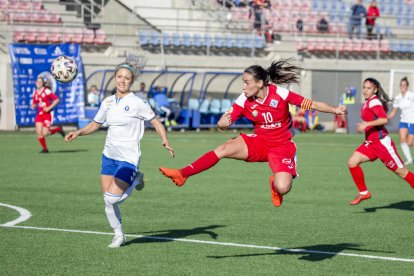 La lleidatana Pixu remata una pilota de forma espectacular, en una acció del partit en el qual l’AEM va sumar ahir un punt més.