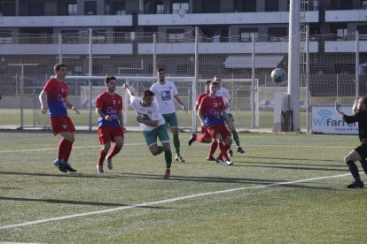 Un jugador del Balàfia cabecea a portería sin ningun defensor que se lo impida.