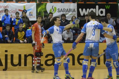 Joan Cañellas, que ahir va ser el màxim golejador de l’equip amb dos gols de vital importància, en celebra un amb els companys.