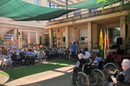 Algunos de los usuarios de la residencia de Bellpuig durante la prueba de petanca, ayer. 