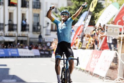 Luis León Sánchez entrant com a vencedor de la prova a la meta de Baeza.