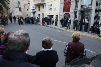 Concentración de apoyo a Ramona Barrufet, ayer, en Arbeca, municipio en el que es concejala.