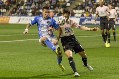 Raúl González intenta el remate.