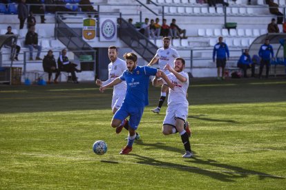 Varios jugadores del Borges persiguen a un jugador del Vista Alegre, en una de las jugadas que tuvo lugar en el encuentro de ayer.