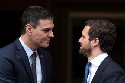 Pedro Sánchez y Pablo Casado antes de iniciar su primera reunión de esta legislatura.