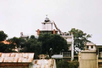 Imagen de los civiles estadounidenses y vietnamitas tratando de subir al helicóptero, en la embajada.