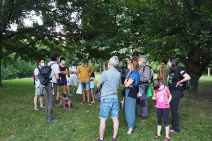 Els participants en les rutes per les zones verdes de la capital.