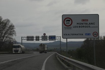 Camions circulant ahir per l’N-240 a l’altura de les Borges.