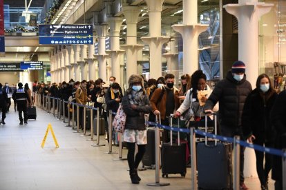 Cua a l’estació de St. Pancras a Londres, mentre esperen per agafar l’últim tren a París.