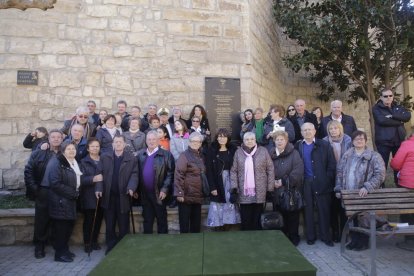 Els familiars dels represaliats de Seròs, al costat de la placa en la qual se’ls recorda.