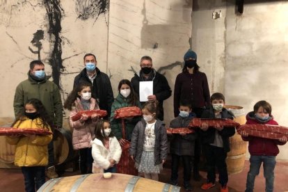 Imatge dels guardonats en l’onzena edició del concurs de pintura infantil Mas Blanch i Jové.