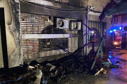 Queman 40 metros del decorado de la calle Llibertat de las fiestas de Gracia