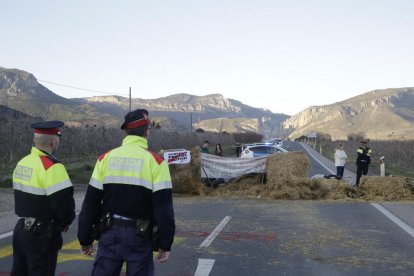 Els CDR van tallar la via en els dos sentits amb bales de palles.