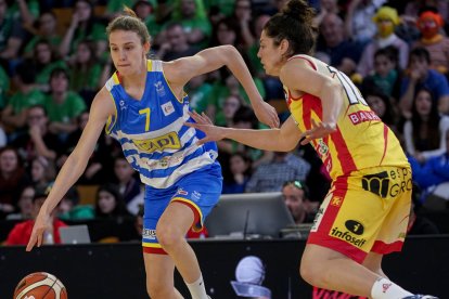 Anna Palma durante el partido de semifinales de la Copa de la Reina ante Bea Sánchez, del Girona.