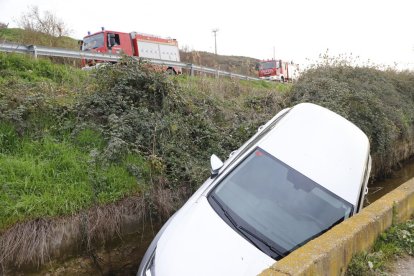 Cae con su vehículo en una acequia