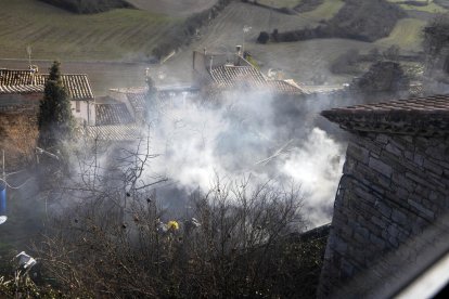 La dificultat de l’accés va obligar els Bombers a deixar els camions a 150 metres de la casa.