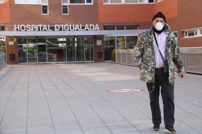 Un home surt amb màscara de l’hospital d’Igualada.