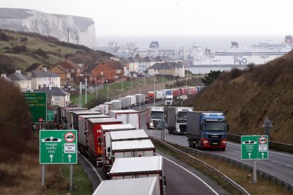 Cues quilomètriques de camions estacionats a un costat de la carretera A20, prop de Dover.