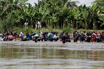 Integrantes de una caravana de migrantes en su camino a EEUU.