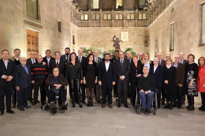 Foto de família dels guardonats, el president Quim Torra i el conseller Chakir el Homrani, ahir al Palau de la Generalitat.