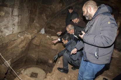 El conseller Calvet, al visitar el molí de Puigverd d’Agramunt, que s’està restaurant.