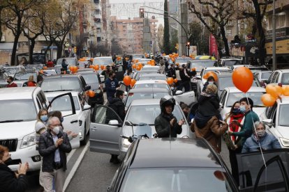 Imatge dels vehicles aturats a Rovira Roure amb globus de color taronja.