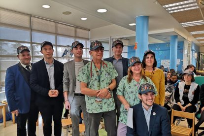 Foto de família dels responsables de la iniciativa, ahir a l’Aula Hospitalària de l’Arnau de Lleida.