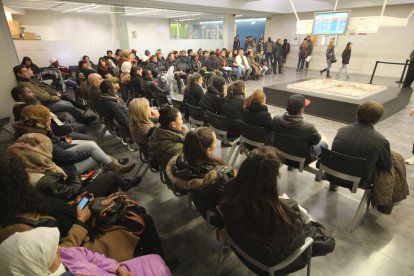 Vista de la sala d’espera de les oficines del SOC, al carrer Acadèmia de Lleida.