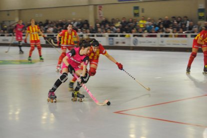 Maria Porta, perseguida per una jugadora del Manlleu, en un moment del partit.