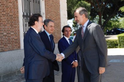 Felipe VI saluda a los expresidentes del Gobierno.