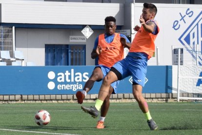 La plantilla del Lleida Esportiu se ejercitó ayer en las instalaciones del AEM.