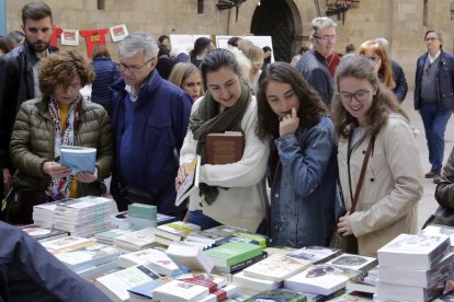 Una parada de llibres a la plaça Paeria de Lleida la diada de Sant Jordi de l’any passat.