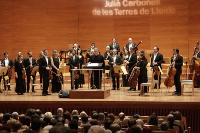 Un moment del concert d’ahir de José Cura amb l’OJC.