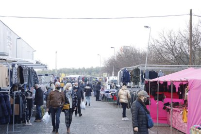 Alguns dels visitants que ahir van tornar al mercat.