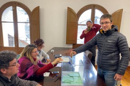 Iu Escolà, en el moment en què va emetre el seu vot a la segona convocatòria d’eleccions a Àreu.