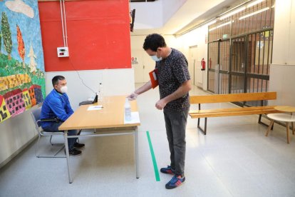 Preinscripció presencial amb mampares i mascaretes a l’institut Josep Lladonosa de Pardinyes.