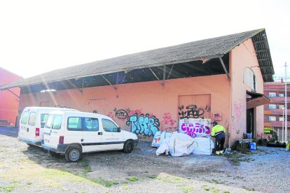 La nave municipal que se ha convertido en refugio temporal. 