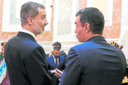 Imagen de archivo  del rey Felipe VI y el presidente del Gobierno, Pedro Sánchez.