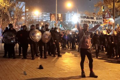 Durant la nit hi va haver enfrontaments entre manifestants i els Mossos d’Esquadra.