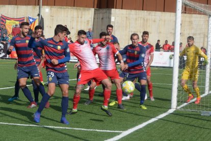 Els gegants van confraternitzar amb els seguidors del Lleida.