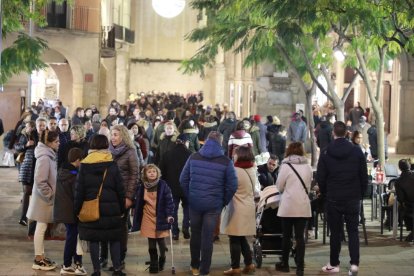 L’Eix Comercial en un dels dies festius amb botigues obertes.