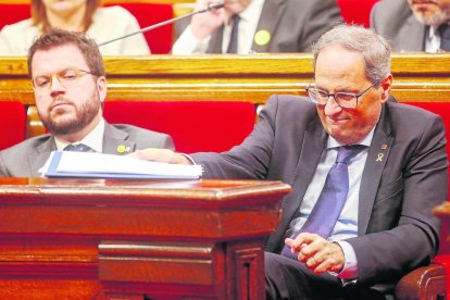 Quim Torra al costat del vicepresident del Govern, Pere Aragonès, després d’intervenir davant del ple.