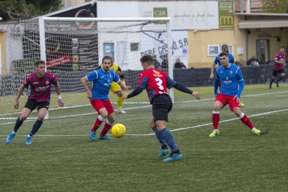 Salinas intenta xutar una pilota a l’àrea del Vista Alegre, ahir durant el partit.