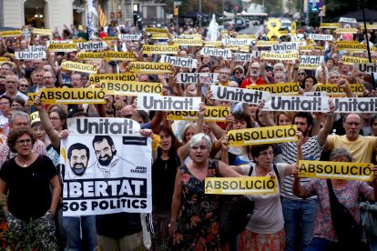 Cientos de personas portaban pancartas que llamaban a la “absolución” y a la “unidad”.