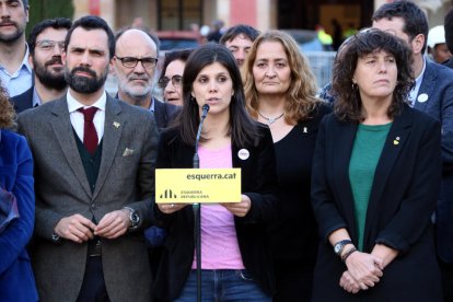 Roger Torrent, Marta Vilalta i Teresa Jordà, amb altres membres d’ERC davant del Parlament de Catalunya.