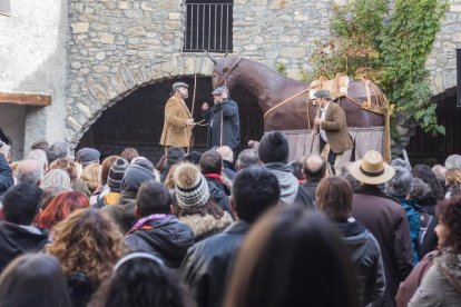 La població es vesteix d’època per recrear, entre altres activitats, el ‘tracte’ per a la venda de bestiar.