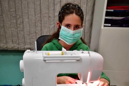 La xarxa de cosidores de Tàrrega inicia la confecció de mascaretes casolanes per a infants