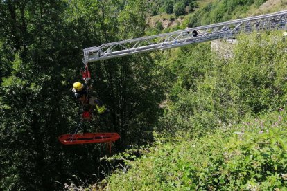 Herido leve el conductor de una furgoneta al caer por un barranco de diez metros