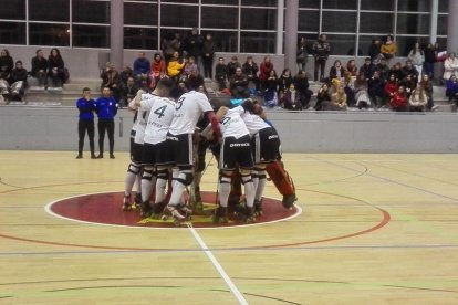 Els jugadors de l’Alpicat celebren el triomf al centre de la pista després del partit.