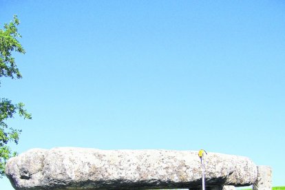 Imagen de archivo del menhir de la Mare de Déu de Riner apoyado en dos piedras talladas.